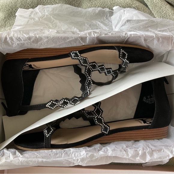 Cute low wedge sandals. - Picture 2 of 5